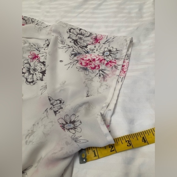 Torrid White Floral Top Blouse Short Sleeve Shirt Asymetrical Hem Size 3X - Picture 12 of 16